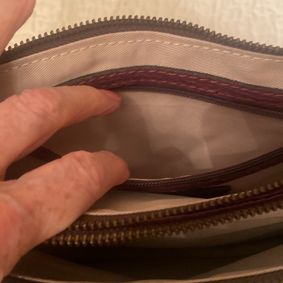 MAXON COLLECTION BURGUNDY PEBBLED LEATHER CROSSBODY WITH DETACHABLE STRAP - Picture 4 of 11